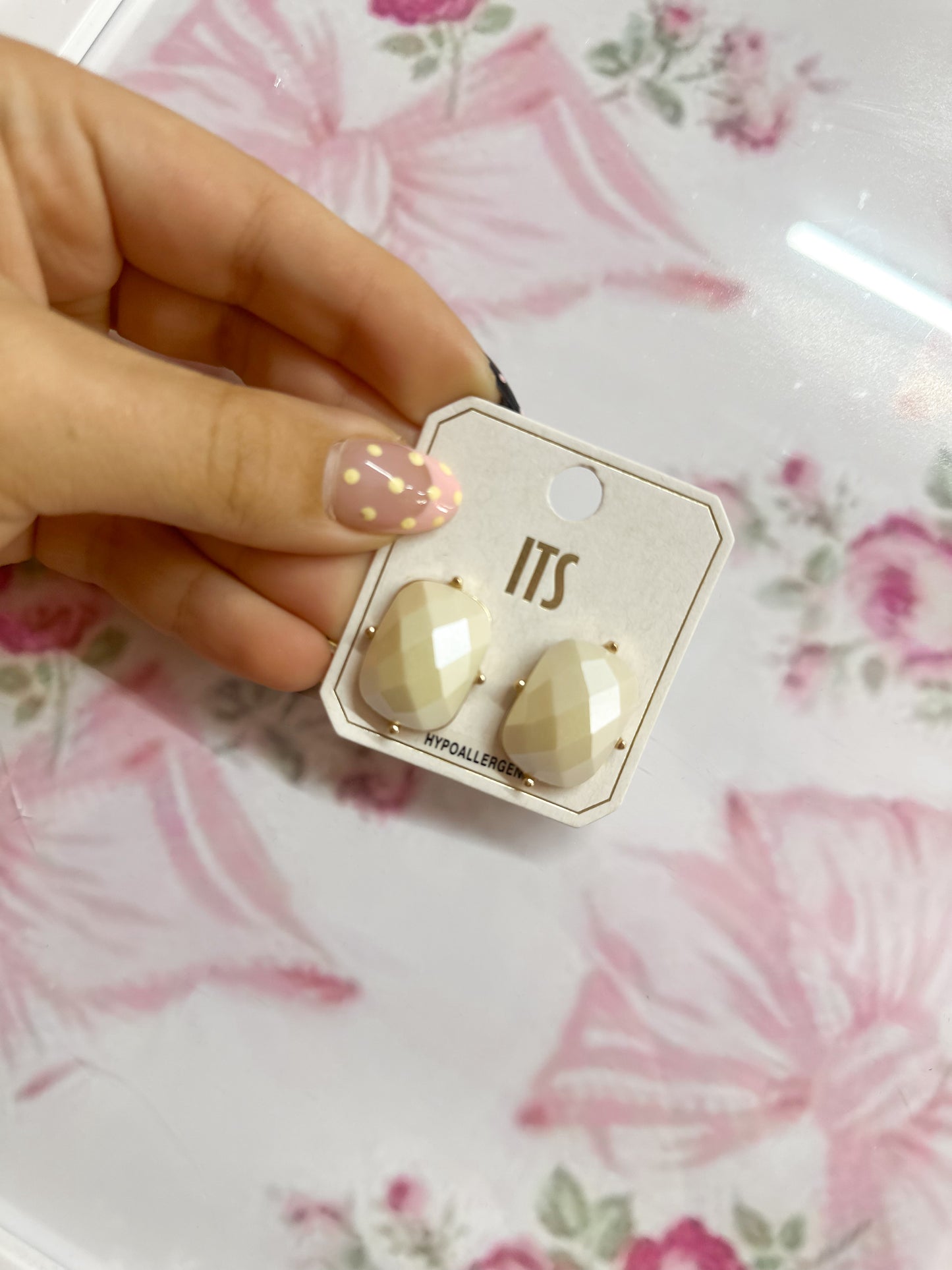 Cream Stone Stud Earrings